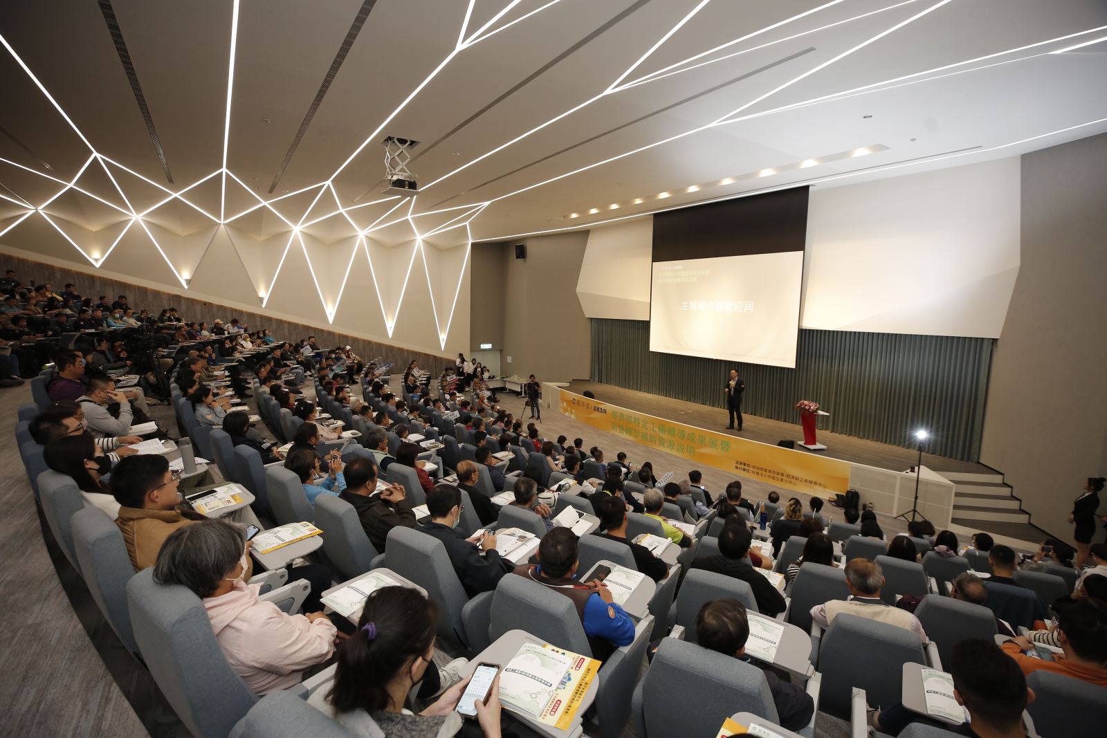 【精采花絮】114年12月3日經濟部特定工廠輔導成果展暨研發轉型補助資源說明會-4